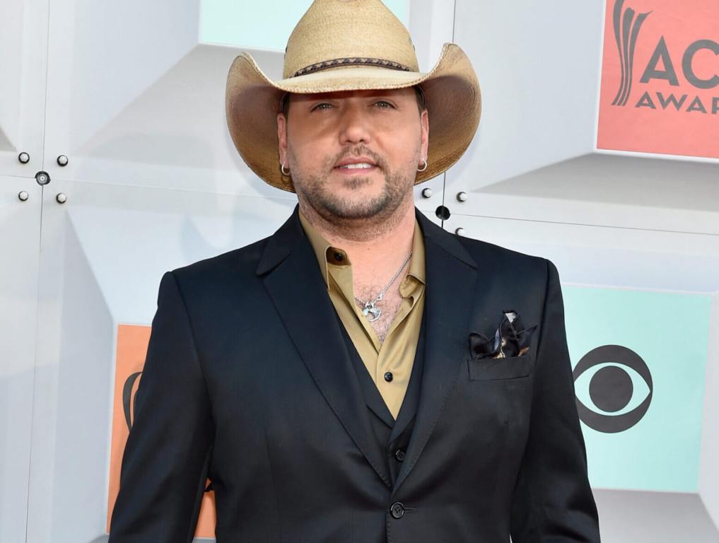 Braves Fan Jason Aldean Joins In On-Field Celebration