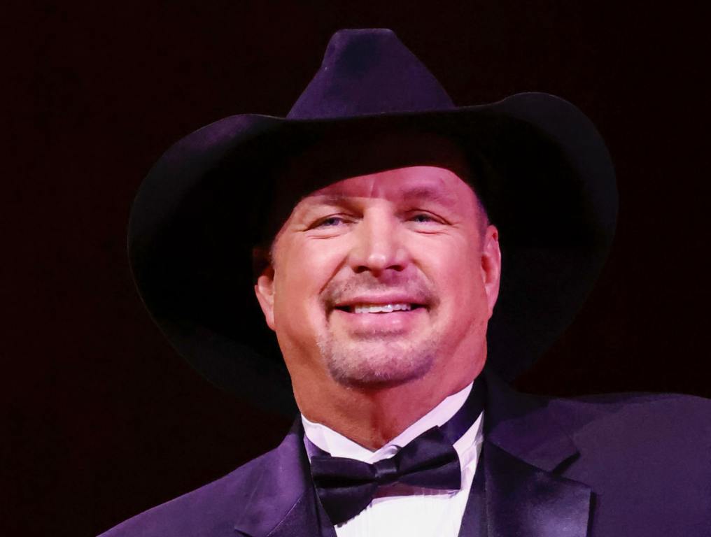 Garth Brooks Challenges Fans To A 'Simple Experiment'