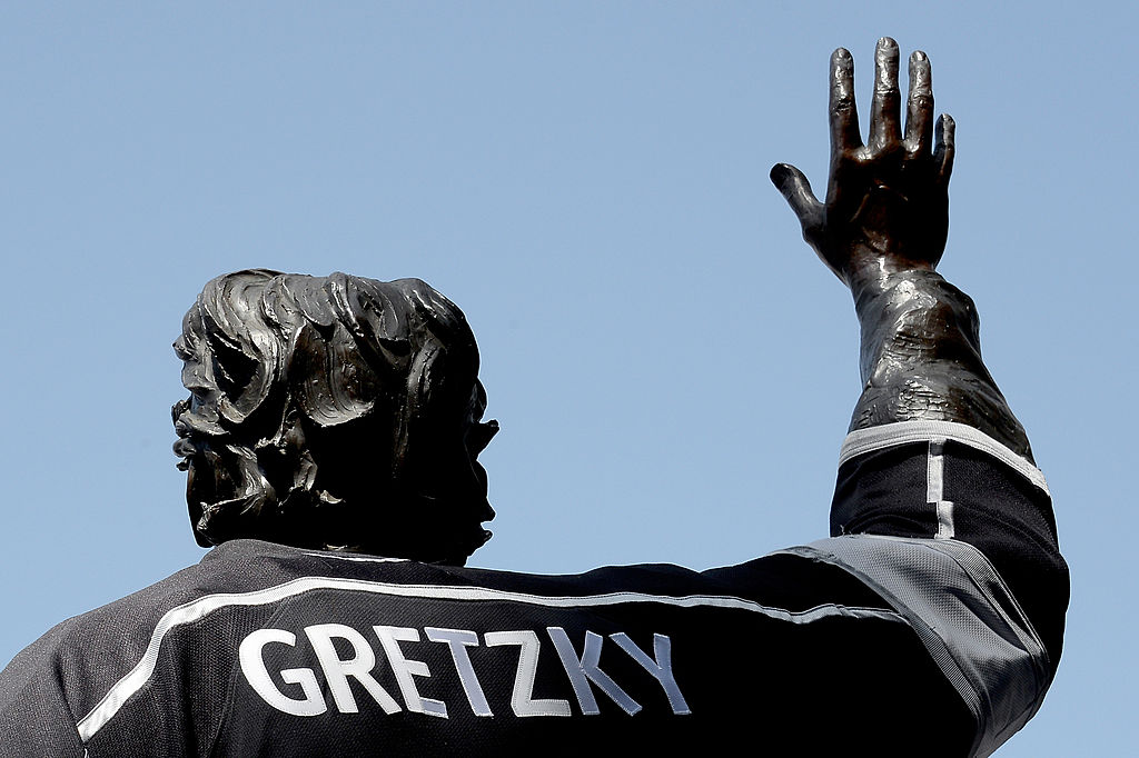 wayne gretzky statur waving