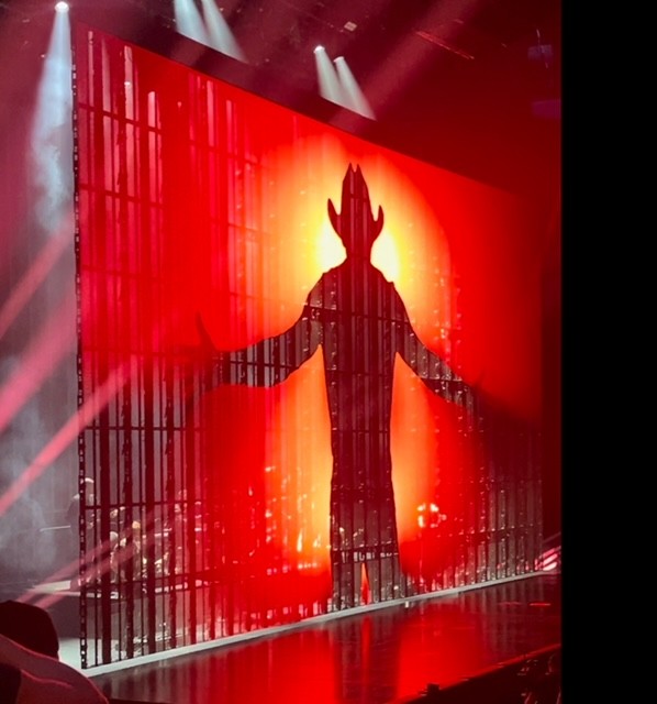 Tim McGraw Boston TD Garden -silhouette at curtain